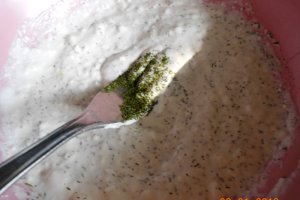 Spaghete cu legume si sos de usturoi