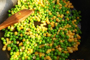 Spaghete cu legume si sos de usturoi