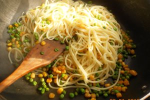 Spaghete cu legume si sos de usturoi