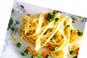 Spaghete cu legume si sos de usturoi