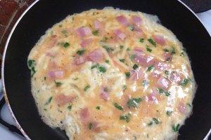 Omleta cu bacon,patrunjel si cascaval