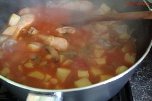 Tocanita cu pui, ciuperci, pastai si cartofi