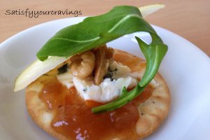 Salată descompusă cu Roquefort şi Chutney de caise şi portocale