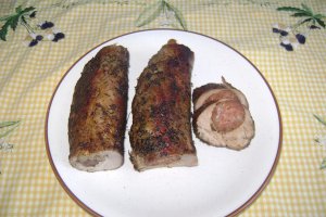Muşchiuleţ de porc umplut cu şunculiţă sau cârnaţi