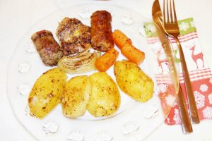 Pulpa de porc si carnati cu legume la cuptor