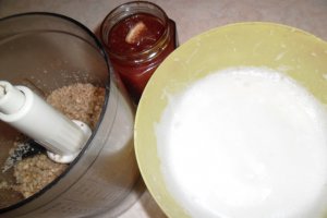 Crumble cu dulceata de gutui si nuci