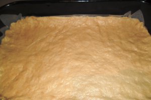 Crumble cu dulceata de gutui si nuci