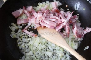 Ficatei de pui cu sos de rosii si bacon