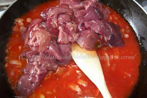 Ficatei de pui cu sos de rosii si bacon