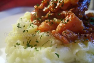 Ficatei de pui cu sos de rosii si bacon