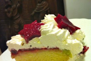 Tort cu zmeura si crema de kiwi
