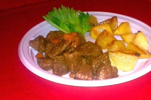 Spezzatino de vitel cu cartofi la cuptor