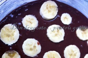 Prăjitură rapidă cu albușuri, cacao și banane