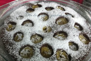 Prăjitură rapidă cu albușuri, cacao și banane