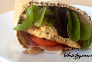 Pacheţel din lipie cu omletă, cremă de brânză și pastramă