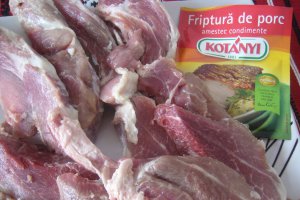 Friptura de porc cu sos de smântâna şi mentă