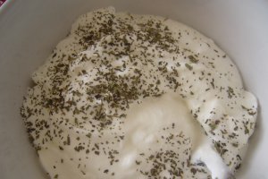 Friptura de porc cu sos de smântâna şi mentă