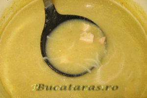 Supa crema cu pui, fidea si crutoane