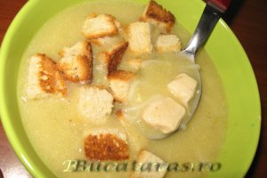 Supa crema cu pui, fidea si crutoane