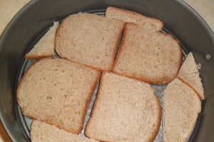 Omleta la cuptor pe pat de paine toast