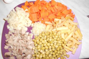 Salata de boeuf cu carne de porc si fasole pastai