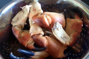 Udon picanți cu carne de crab, mentă și lămâie