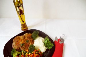 Piure de ţelină cu legume şi ceafă de porc