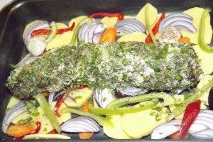 Muschiulet de porc in crusta de verdeturi pe pat de legume