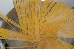 Spaghete cu gamberetti si dovlecei