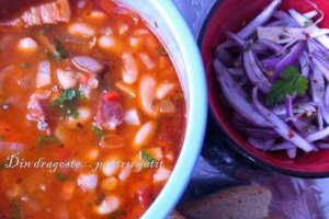 Ciorbă de fasole cu afumătură & Salată de ceapă roșie