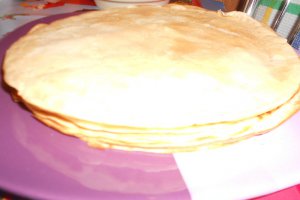Tort de clatite cu budinca de vanilie,dulceata de afine si mure