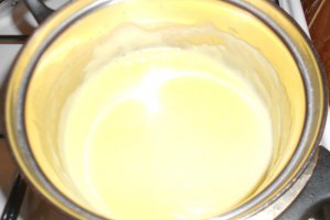 Tort de clatite cu budinca de vanilie,dulceata de afine si mure