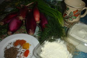 Crema de branza cu marar si ceapa rosie