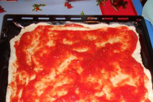 Pizza prosciutto funghi cu masline si porumb