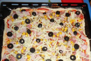 Pizza prosciutto funghi cu masline si porumb
