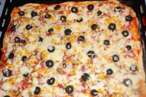 Pizza prosciutto funghi cu masline si porumb
