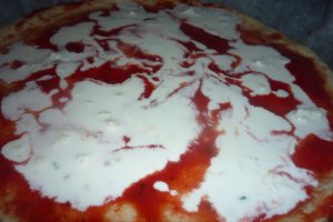 Pizza cu branza si usturoi