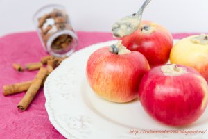 Mere coapte cu fulgi de migdale si inghetata cu mandarine