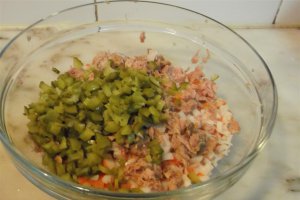 Salata de surimi cu ton, oua si pickles