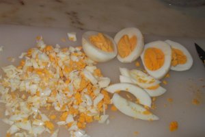 Salata de surimi cu ton, oua si pickles
