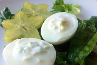 Ouă umplute cu fructul stea (carambola)
