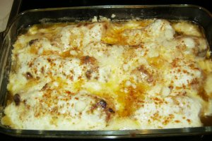 Gratin din piept de curcan umplut cu ciuperci si caise in sos de smantana cu cascaval