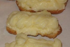 Mini eclere cu crema de vanilie si struguri