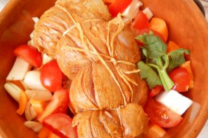 Pulpă de viţel cu legume înăbuşită la cuptor