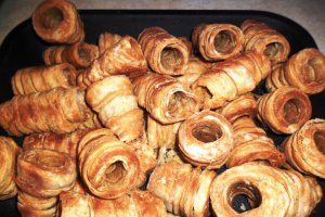 Rulouri din foietaj umplute cu budinca