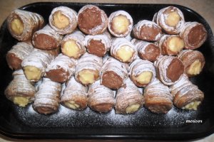 Rulouri din foietaj umplute cu budinca