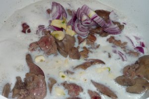 Pate din ficatei de pui cu usturoi