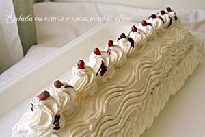 Rulada cu mascarpone si afine