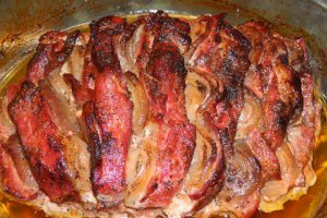 Ceafa de porc la cuptor cu bacon