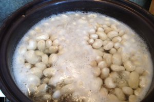 Ciorba de fasole cu costita afumata